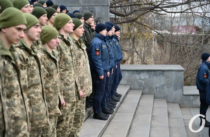 флешмоб военных в честь 30-летия ВСУ