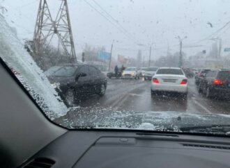 В Одессе снег, пробки и много ДТП (карты, видео)