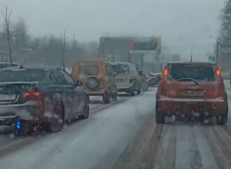Одесские дороги засыпает снегом: затруднен ли проезд? (видео, фото)
