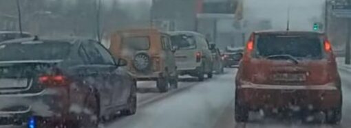 Одесские дороги засыпает снегом: затруднен ли проезд? (видео, фото)