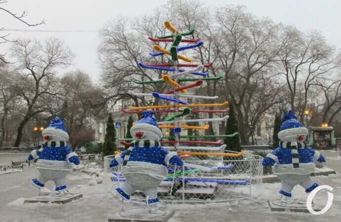 Елка-лыжница на Приморском бульваре