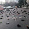У здания Одесской облгосадминистрации расставили обувь и зажгли лампадки – что происходит? (фото)