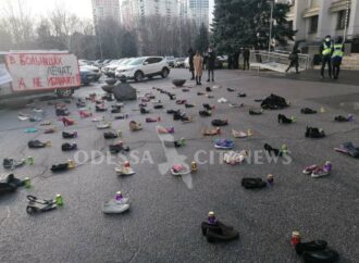 У здания Одесской облгосадминистрации расставили обувь и зажгли лампадки – что происходит? (фото)