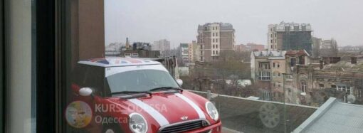 “Приземлилась ласточка”: в Одессе подъемный кран водрузил авто на 7-й этаж дома (видео, фото)