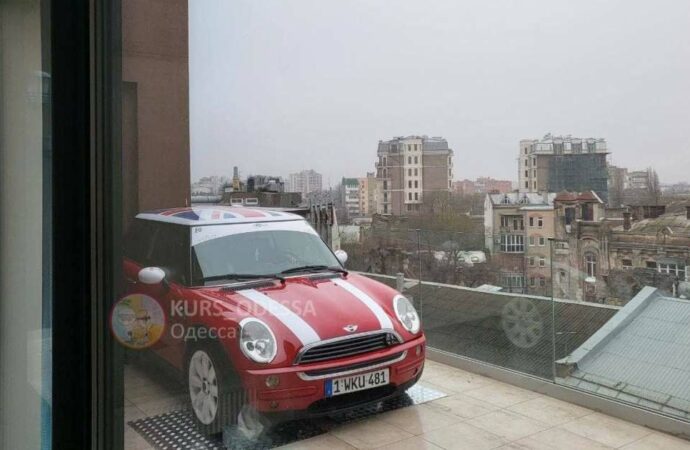 “Приземлилась ласточка”: в Одессе подъемный кран водрузил авто на 7-й этаж дома (видео, фото)