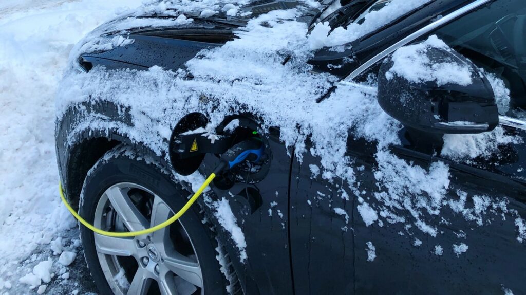 Как зарядить электромобиль в холодное время? 