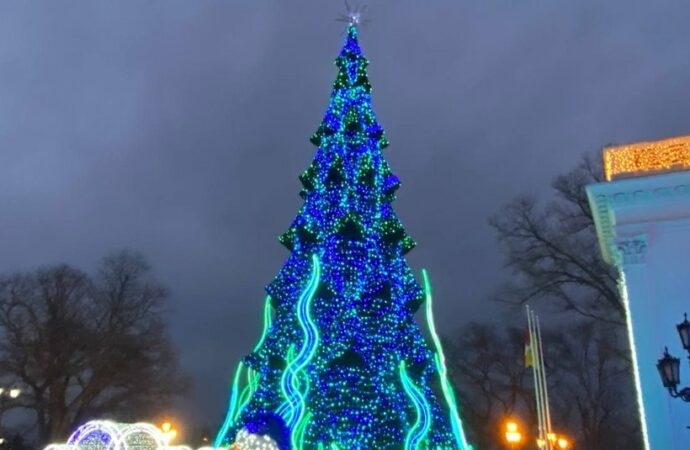 На Думской площади зажгла огни главная елка Одессы