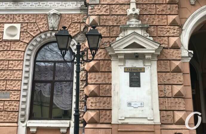 Фасад одесского Главпочтамта: был красивый, стал опасный (фоторепортаж)