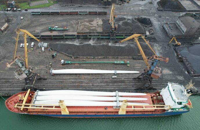 В порту «Южный» показали, как разгружают лопасти ветряков по 80 м длиной