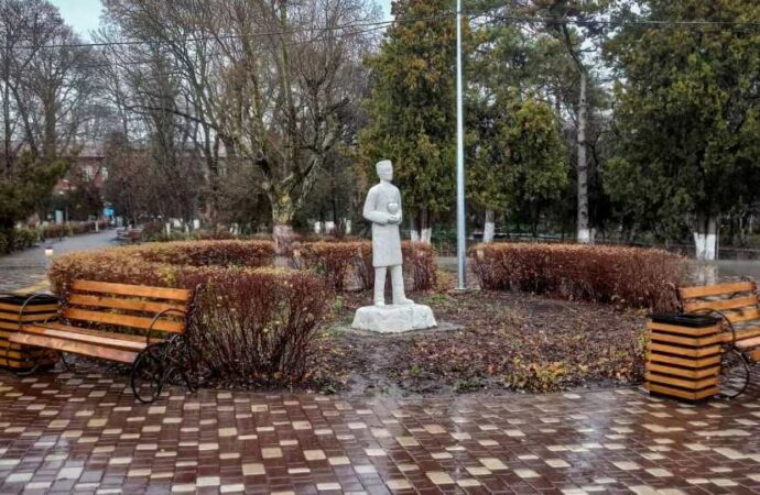 В одесской больнице установили памятник врачу с открытым сердцем (фото)
