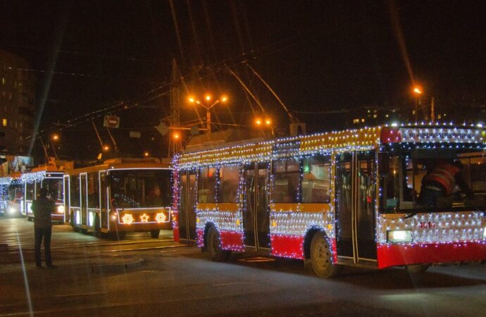 В Одессе прошел праздничный парад троллейбусов, украшенных иллюминацией (фото и видео)