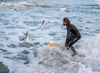 Одесские серферы удивляли гуляющих на одесских пляжах: они существуют (фото)