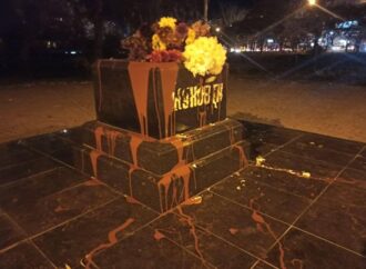 Одесские вандалы снова “отметились” у постамента Жукову на Таирова (фото)