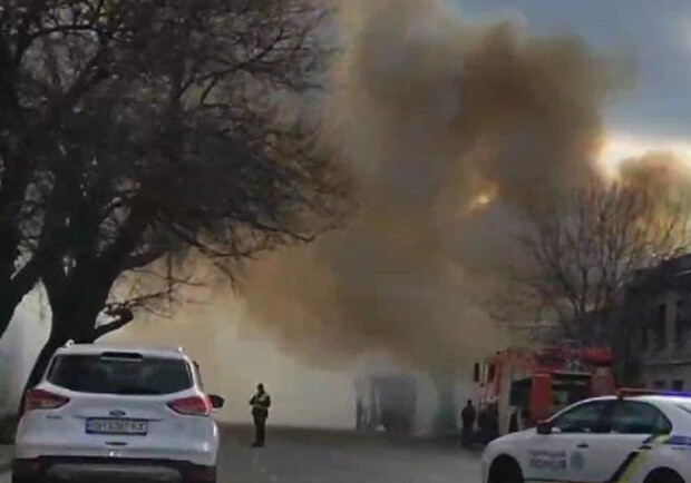 На Пересыпи пожар: частично перекрыта улица Атамана Головатого, там пробка