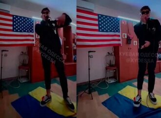 Одессит зачитал матерный рэп, пританцовывая на флаге Украины