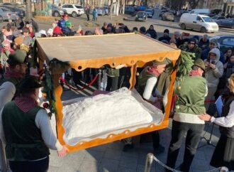 В Одессе испекли самый большой рождественский штоллен и установили рекорд Украины