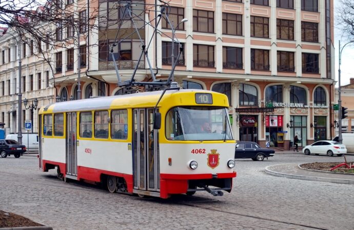 В Одессе не будет ходить трамвай №10, а автобус №121 изменит маршрут – когда и почему?