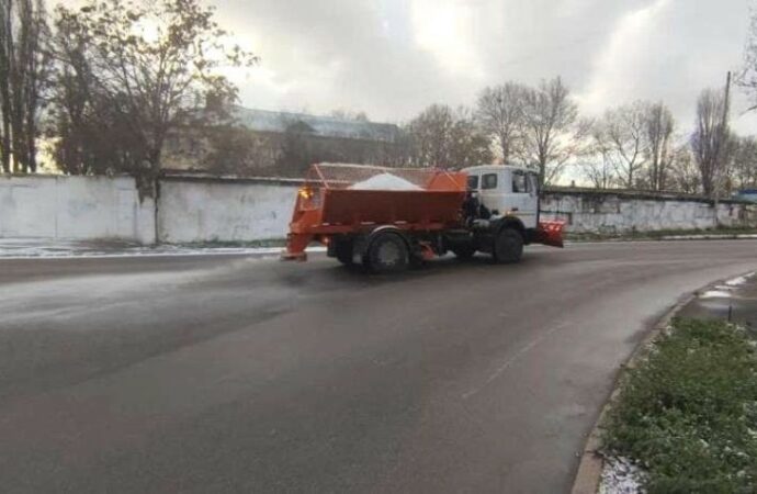 Первый снег в Одессе: коммунальщики предотвратили неприятности на дорогах (фото)