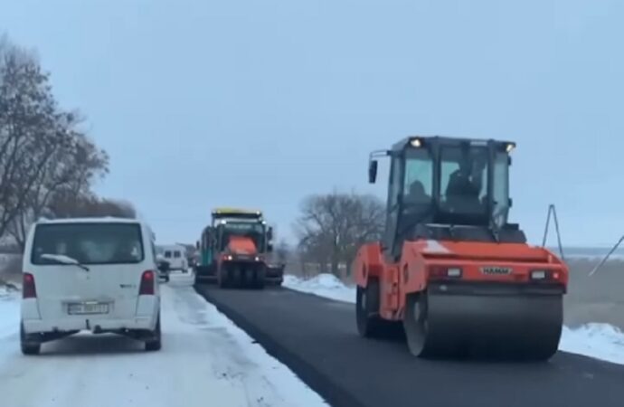 В Одесской области дорожники укладывали асфальт прямо в снег (обновлено)
