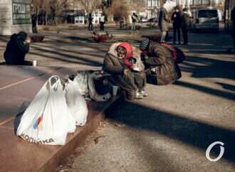 Ничего святого: в Одессе на Куликовом поле выбросили в мусорный бак бездомную старушку
