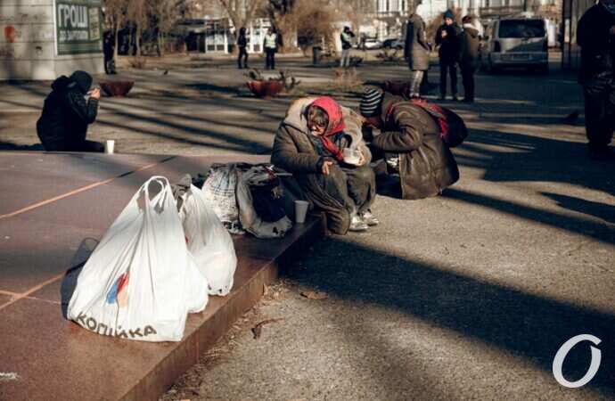 Нічого святого: в Одесі на Куликовому полі викинули у сміттєвий бак бездомну стареньку