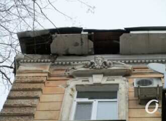 Непогода в Одессе: в тихом центре обрушились карнизы двух исторических домов (фото)