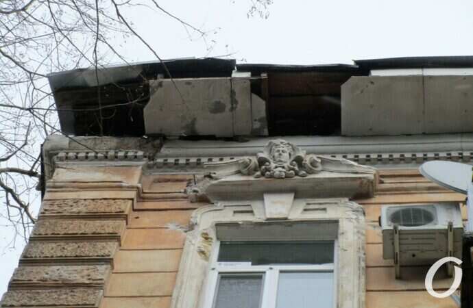 Негода в Одесі: у тихому центрі обвалилися карнизи двох історичних будинків (фото)