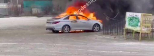 У Чорноморську чоловік спалив на спір власну машину, розмахуючи при цьому пістолетом