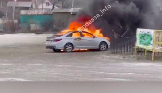 У Чорноморську чоловік спалив на спір власну машину, розмахуючи при цьому пістолетом