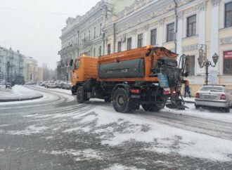 Одессу засыпает снегом: коммунальщики обещают работать всю ночь