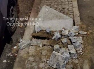 На отремонтированной улице Черняховского ломают «зубы» и паркуются как попало (фото)