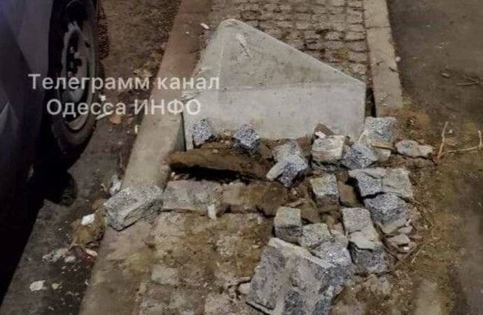 На отремонтированной улице Черняховского ломают «зубы» и паркуются как попало (фото)