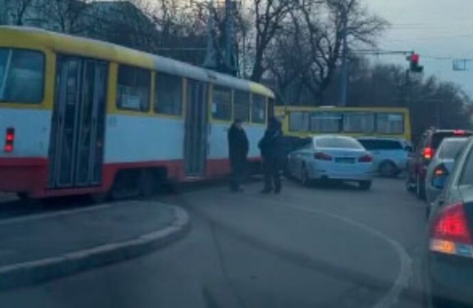 В Одесі через ДТП на 5-й станції Фонтану стали трамваї