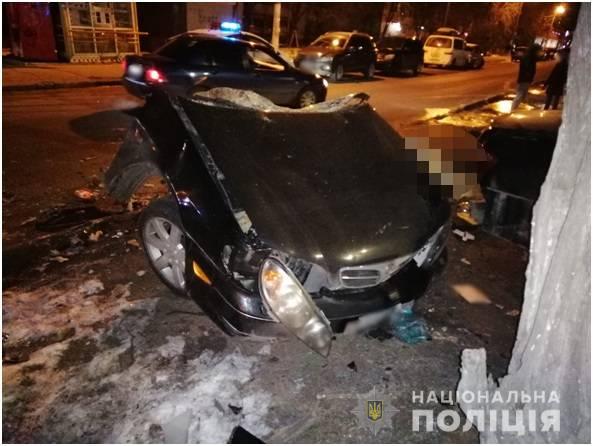 На поселке Котовского авто врезалось в рекламный щит: есть погибшие