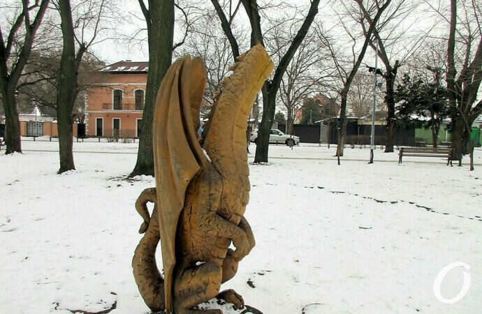 Одеський сквер на Великому Фонтані: зимова казка із обезголовленим драконом (фоторепортаж)