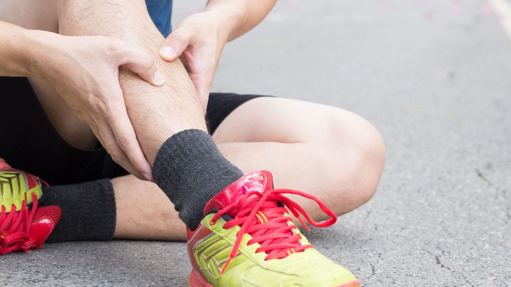 Через що виникає сильний біль у гомілці після бігу?