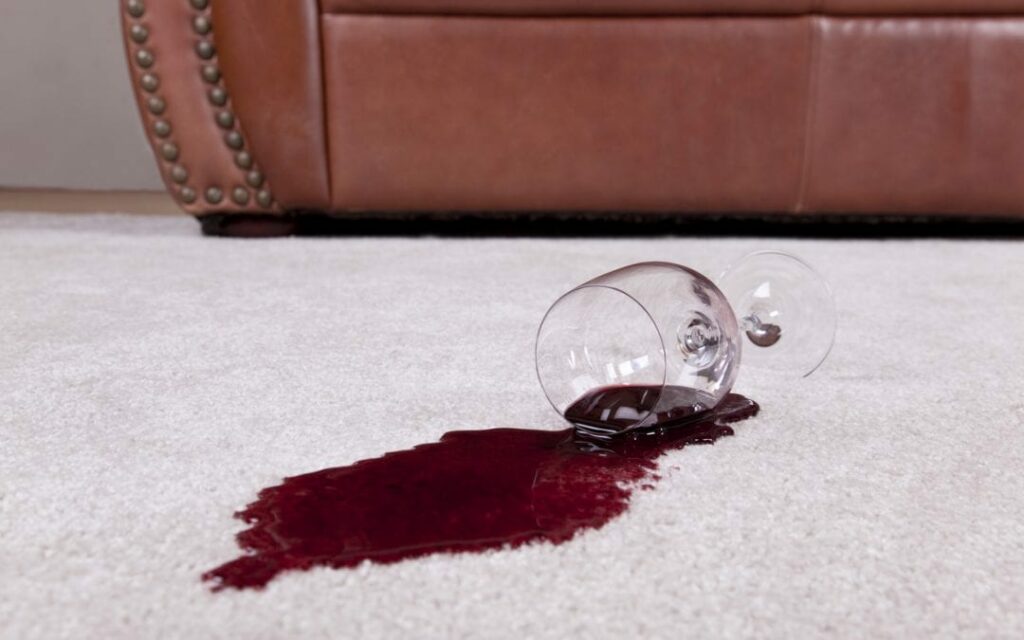 Как удалить пятно от вина на ковре?