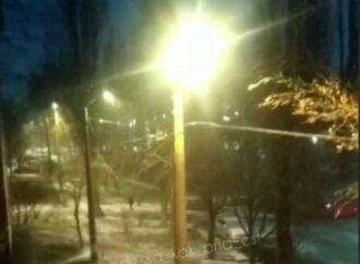 Одесский поселок Котовского присыпает снегом, а на Таирова – дождь