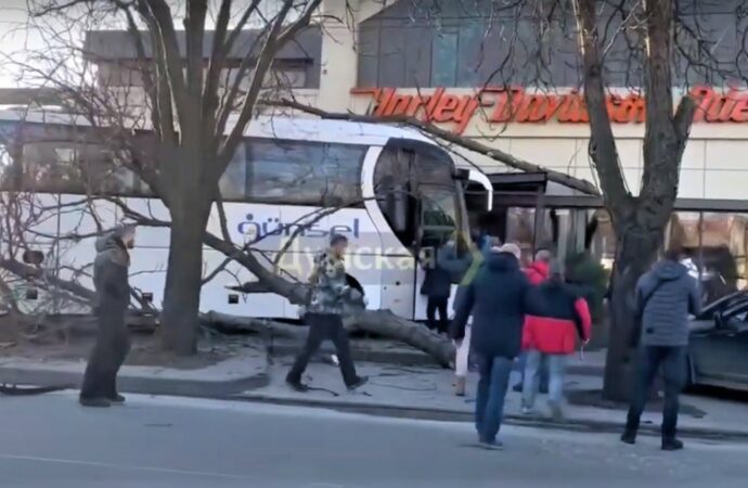 В Одесі водій автобуса знепритомнів: розбив три авта і в’їхав у мотосалон
