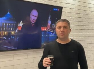 Депутат из Одесской области поздравил избирателей на фоне выступления Путина