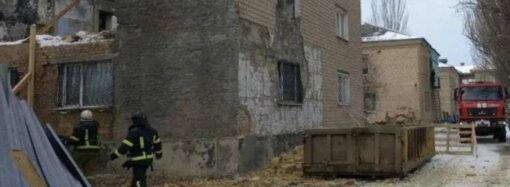 В Одессе рухнула стена жилого дома – есть пострадавшие (фото) (ОБНОВЛЕНО)