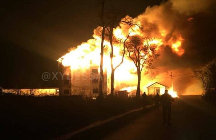 Масштабна пожежа під Одесою: згоріли два скандальні «еко-будинки» (фото)