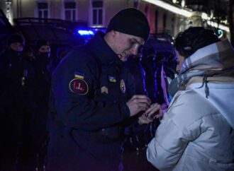 Новогоднее чудо в центре Одессы: нацгвардеец романтично предложил руку и сердце полицейской (фото)