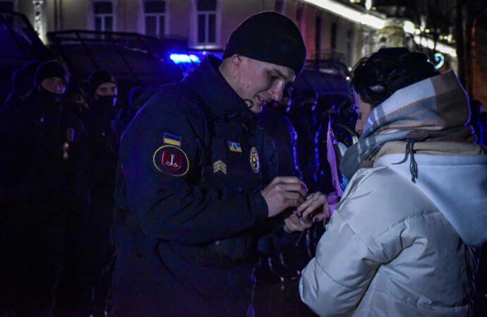 Новогоднее чудо в центре Одессы: нацгвардеец романтично предложил руку и сердце полицейской (фото)