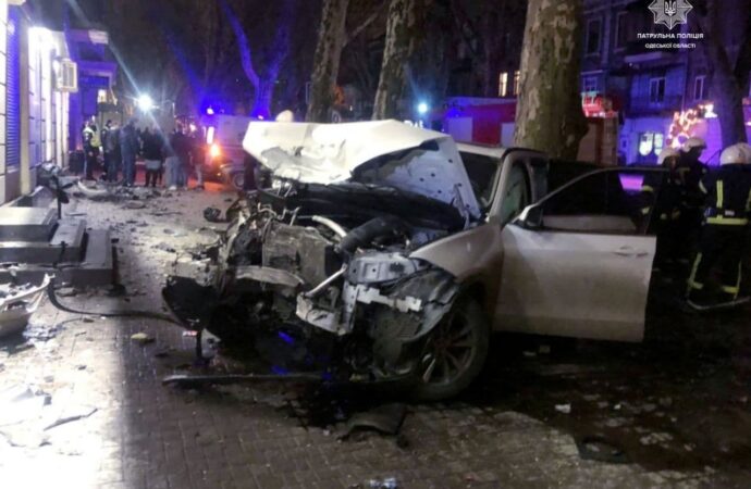 В центре Одессы гонщик снес два авто, два столба и оставил людей без света