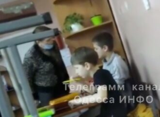 У селищі Котовського вчителька побила школяра пляшкою