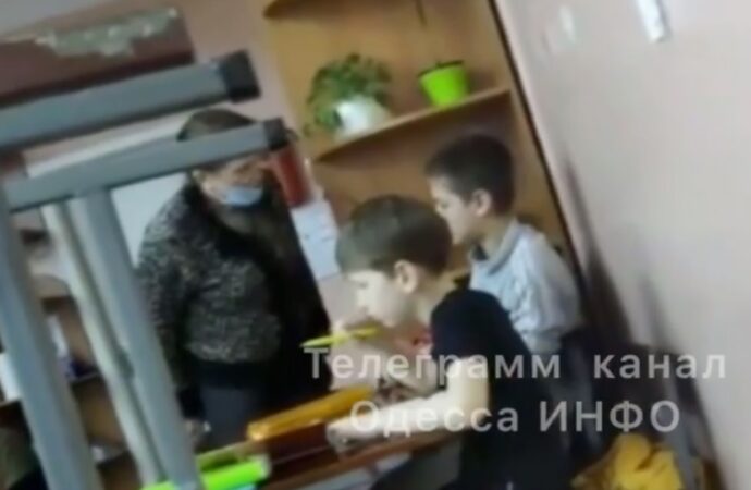 У селищі Котовського вчителька побила школяра пляшкою