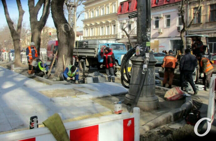 На одеському Олександрівському проспекті облаштовують нове паркування зі старовинною бруківкою (фото)
