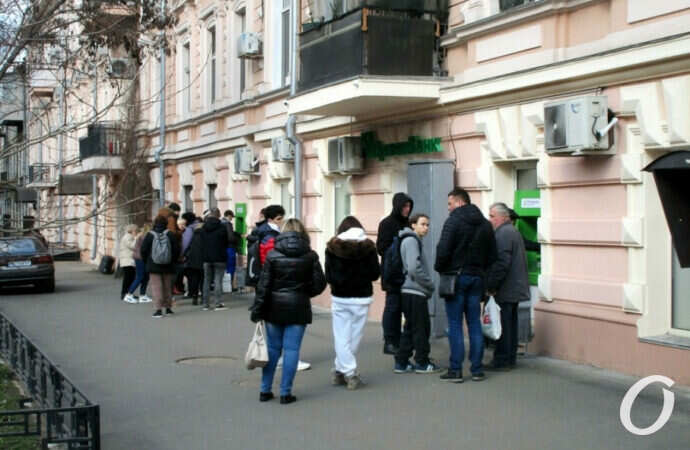 Военное положение в Одессе, день первый: улицы, обменники, корвалол (фото)