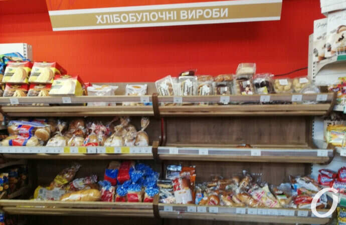 Військовий стан в Одесі, день другий: про хліб та інші продукти (фото)